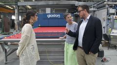 Las concejalas Anabel Gul�as y Eva Vilaverde, con Iago Barbeito, este mi�rcoles en Pontevedresa Group
