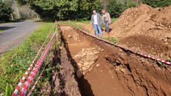 El alcalde y la concejala de Cultura observan parte de las estructuras encontradas en la excavaci�n