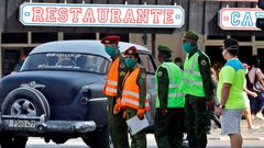 Militares cubanos controlando una c�ntrica calle de La Habana