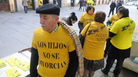 Concentracin en defensa de la custodia compartida organizada por la asociacin galega de nais e pais separados