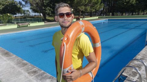 Hugo Herb�n (en la foto), boirense de 22 a�os, es uno de los dos socorristas que trabajan este verano en la piscina municipal de O Milladoiro. Su hermano gemelo est� en la de Bertamir�ns. Explican que, si uno tiene un buen compa�ero con el que poder coordinar los horarios, pueden disfrutar de algunos planes estivales y compaginarlo con este empleo.