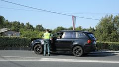 Un guardia civil realizando un control de alcoholemia en Ourense en el marco de la campa�a especial de la DGT