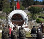 La misa se celebr� al aire libre en la capilla con forma de bomba. 