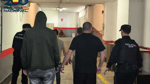 La polic�a detuvo a cuatro turistas italianos a los que una joven acusa de haberla agredido sexualmente en un apartamento de la playa de la ciudad de Palma