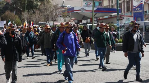 Seguidores del expresidente boliviano Evo Morales participan en una marcha este lunes, en La Paz (Bolivia). Simpatizantes de Morales marchan para exigir que su líder sea habilitado para las elecciones del 17 de agosto y para pedir la renuncia del presidente Luis Arce.