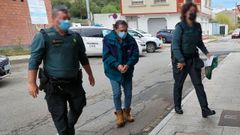 El presunto autor, durante su entrada al juzgado de Ribeira cuando fue acusado de un delito de lesiones