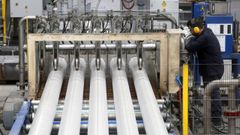 Un operario trabajando en una planta de aluminio de Extrugasa.