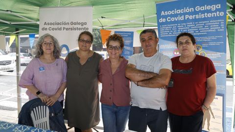 A Valenz. Puesto de la Asociacin Galega de Covid Persistente en el Quinto Paseo da Sade por Barbads. Carmen Mndez, Eva Penin, Rita del Lago, Domingo Salgado y Olivia.
