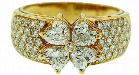 <span lang= es-es >Espionaje, robo  </span><span lang= es-es >y asesinato</span>. �Antoinette� es una creaci�n de Jeremy Morris en 1983, que vendi� a Istana. El due�o de Istana dice que compr� para �l los derechos del dise�o, pero que los bocetos fueron robados por un socio suyo, Szumeraj, que se los vendi� a Van Cleef. Szumeraj fue asesinado por otro joyero rival en 1997. Por su parte, Van Cleef asegura que en 1987 compr� el dise�o a Istana, sin m�s vueltas.