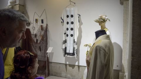 Exposición de vestidos con materiales de reciclaje que se puede ver en la Capela de Santa María de Lugo
