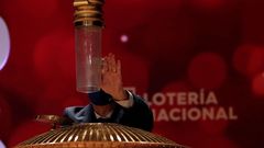 Personal de Loteras y Apuestas del Estado realiza el volcado de las bolas en el bombo antes del inicio del Sorteo Extraordinario de la Lotera de Navidad