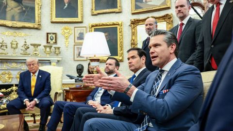 Donald Trump, el vicepresidente Vance y varios secretarios de Estado de EE.UU. el jueves en la Casa Blanca.