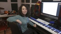 La compositora compostelana Sof�a Oriana Infante, en su lugar de trabajo en su casa de Ferrol