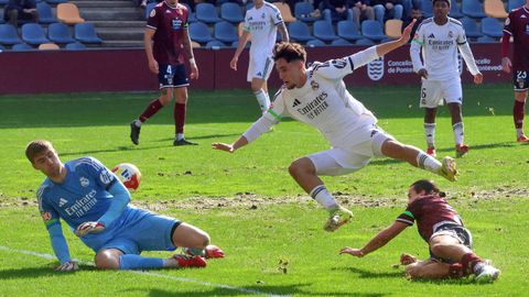 Un lance del partido disputado por el Real Madrid Castilla en Pasar&oacute;n frente al Pontevedra.