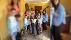 Emilia Castro, con su familia, el s�bado en su casa de Canaval