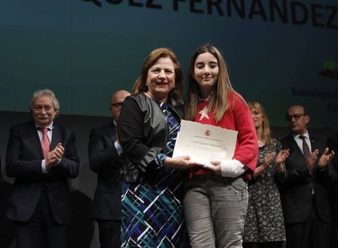 La senadora Carmen Leite le entrega el premio a Luc�a V�zquez Fern�ndez.