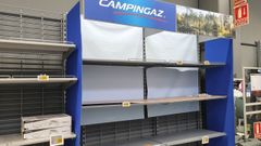 Las estanteras de cmping gas y de linternas del Decathlon estaban ayer vacas