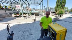 Un repartidor de comida, trabajando a m�s de 40 grados en Ourense.