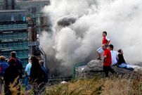Los vecinos se acercaron al campo de f�tbol para ver el incendio.