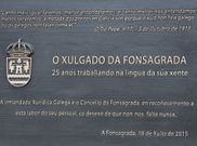 O texto da placa recolle p compromiso da Fonsagrada co uso do galego en sentencias e xuicios. 