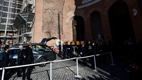 Entrada del f�retro en la bas�lica de Roma donde se ha celebrado el funeral de Valentino