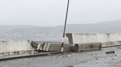 El mar derrumb� dos de los m�dulos de hormig�n del puerto de Aguete, en Mar�n, el jueves de la semana pasada