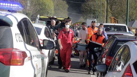 Los tripulantes del helictptero, los guardias civiles y el personal del GES de Folgoso ayudaron a los sanitarios a trasladar al herido