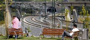 Algunas personas se acercaron ayer a Angrois para rendir homenaje a las v�ctimas del accidente de hace un a�o. 