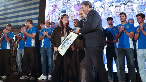 La vicepresidenta del Deportivo, Michelle Escotet, recibe una de las ilustraciones del director gerente de La Voz, Santiago P�rez