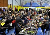 Participantes en la competici�n ponen a punto sus coches. 