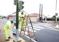 Los operarios se dedicaban ayer a pintar las estructuras de los nuevos sem�foros. 