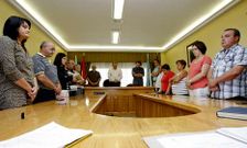 El pleno guard� el habitual minuto de silencio por las v�ctimas de violencia machista; a la derecha, Varela Rey. 