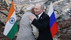 El primer ministro de la India saludando al presidente ruso