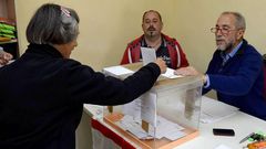 Los 56 vecinos de Castrillo Matajud�os con derecho a voto dicidieron en una urna paralela a la de las elecciones europeas que cambiaban el nombre de la localidad