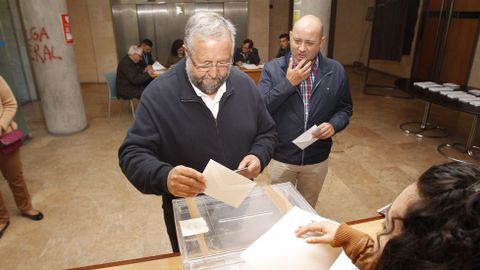 Orozco, del PSOE, vot a las once de la maana en el edificio sindical