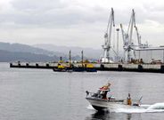 Los barcos tuvieron prohibido acercarse durante dos horas en un radio de doscientos metros a la obra del nuevo muelle comercial oeste (en la foto), donde se produjeron las voladuras submarinas.
