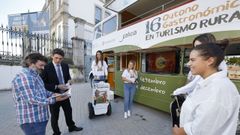 Javier Arias (segundo por la izquierda) visit� en Lugo el autob�s promocional de las jornadas 