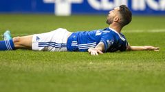 Borja Bast�n reclama una acci�n dentro del �rea durante el Real Oviedo - Real Sociedad B
