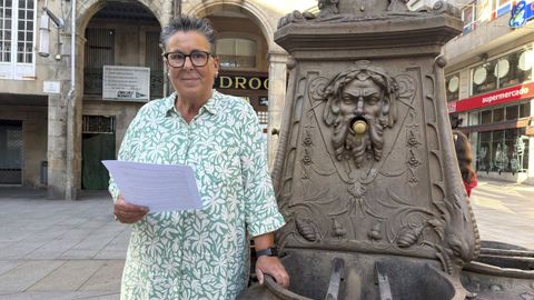 Mar�a Cuevas �lvarez, este lunes en la fuente de la plaza de Curros Enr�quez de Pontevedra, con la carta de agradecimiento a los sanitarios que cuidaron a su hermano Manuel