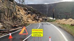 La carretera de Ferreira de Pant�n a Nogueira de Ramu�n por Santo Estevo est� cortada por un desprendimiento en el kil�metro 12