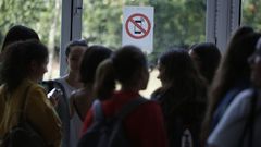 Alumnas delante de un cartel de prohibido m�viles en el Miraflores