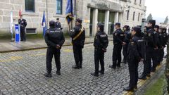 Izado de la bandera de Espaa en Santiago por el 200 aniversario de la Polica Nacional