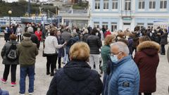 Nueva concentraci�n. Vecinos de Celeiro volvieron a salir este martes a la calle para reclamar la continuidad de la �nica sucursal que queda abierta, y que prev� cerrar en unos d�a