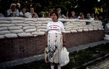 Familiares de detenidos por los separatistas esperan en Donetsk a tener noticias de ellos. 