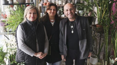 Luz., Bea y Fran, en un rincón de la floristería Pétalos de Ultramar