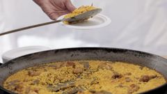 Detalle de una paella, comida de costumbre del gastrojeta.