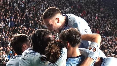 Mihailo Ristic, celebrando un gol del Celta con sus compa�eros.