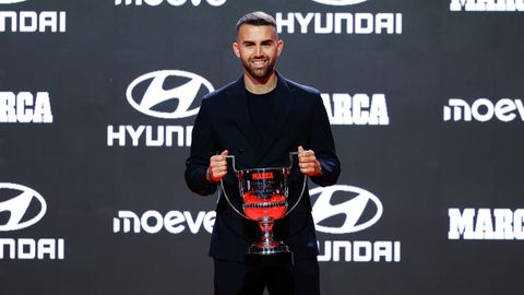 Borja Mayoral.Borja Mayoral, delantero del Getafe, con el trofeo de m�ximo goleador espa�ol