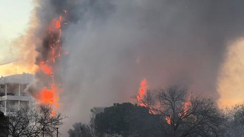 Vista del incendio en un edificio del barrio de Campanar, en Valencia.