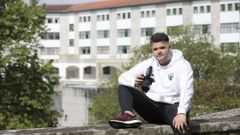 El popular �streamer� Diego Iglesias (Guanyar) aclara que, a pesar de vivir fuera, guarda un estrecho v�nculo con Santiago y con el colegio La Salle, que se aprecia al fondo. �Ah� quiero grabar dos v�deos. En uno intentar� que profesores hablen sobre m�. En un segundo probar� si soy capaz de aprobar un examen de sexto de primaria�, avanza animado